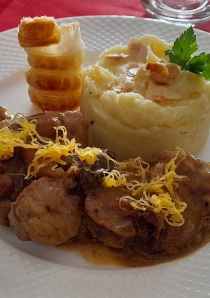 Una foto de Solomillo de cerdo con frutos secos y huevo hilado