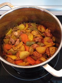 Una foto de Estofado aromático de pavo con verduras