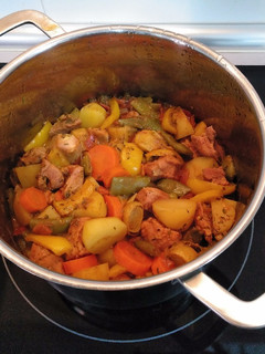 Una foto de Estofado aromático de pavo con verduras