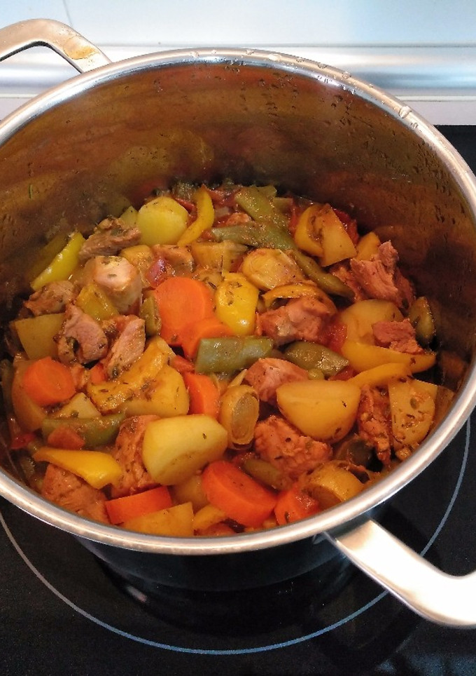 Una foto de Estofado aromático de pavo con verduras