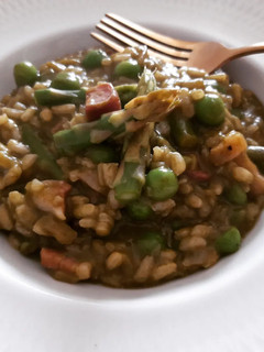 Una foto de Risotto verde de guisantes y espárragos con panceta