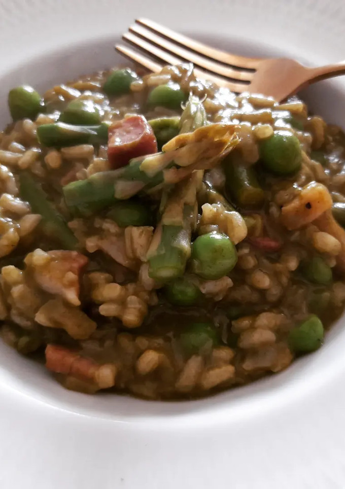 Una foto de Risotto verde de guisantes y espárragos con panceta