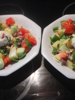 Una foto de Ensalada de salmón con huevo poché