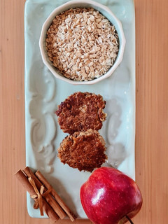 Una foto de Galletas de avena fermentada, manzana y canela 🍎 sin azúcar agregado ni edulcorante 🍎 en sartén 🍎