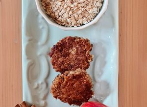 Una foto de Galletas de avena fermentada, manzana y canela 🍎 sin azúcar agregado ni edulcorante 🍎 en sartén 🍎