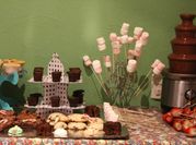 Una foto de brochetas de frutas con chocolate
