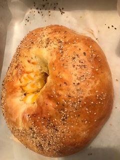 Una foto de Roscón con queso cheddar