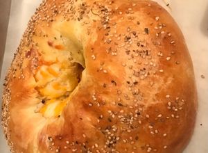 Una foto de Roscón con queso cheddar
