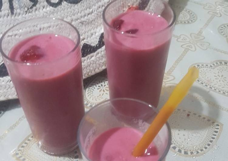 How to Prepare Homemade Berry smoothie