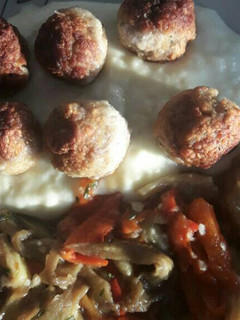 Una foto de Albóndigas en lecho de puré de patatas con espencat