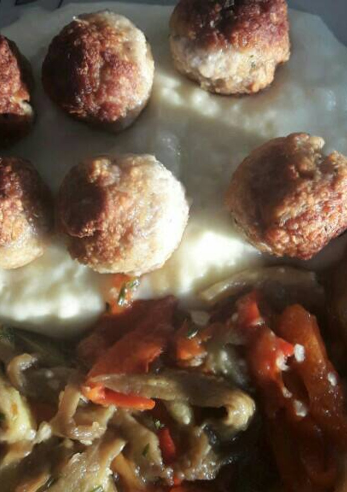 Una foto de Albóndigas en lecho de puré de patatas con espencat