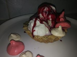 Una foto de Helado de ponche navideño con salsa de jamaica