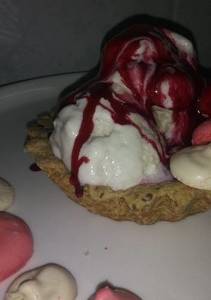 Una foto de Helado de ponche navideño con salsa de jamaica