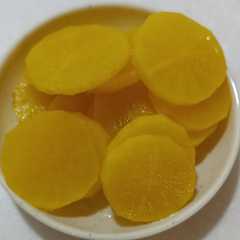 A picture of Danmuji (Yellow Pickled Radish) atau Acar Lobak Kuning.