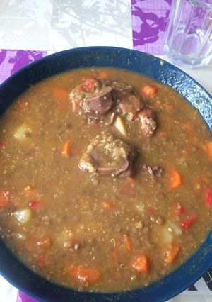 Una foto de Lentejas con quinoa y verduras