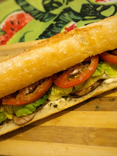 Una foto de 🥖 Baguette de lomo y ensalada 🥖
