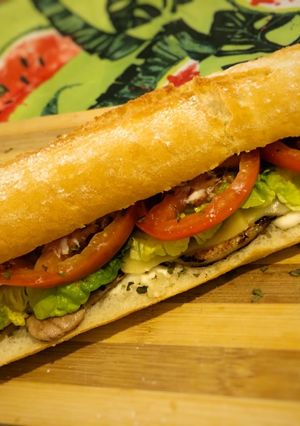 Una foto de 🥖 Baguette de lomo y ensalada 🥖