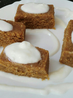 Una foto de Pan tostado con mantequilla de maní y yogur natural