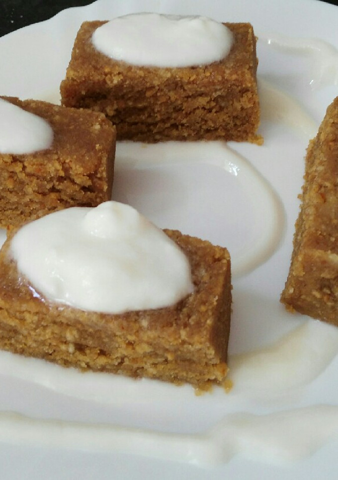 Una foto de Pan tostado con mantequilla de maní y yogur natural