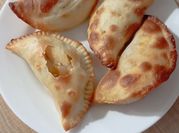 Una foto de kebab con queso