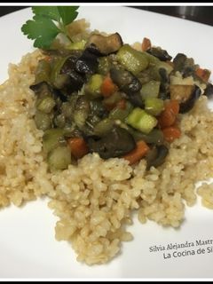 Una foto de Arroz integral con verduras