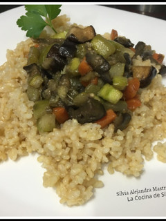 Una foto de Arroz integral con verduras