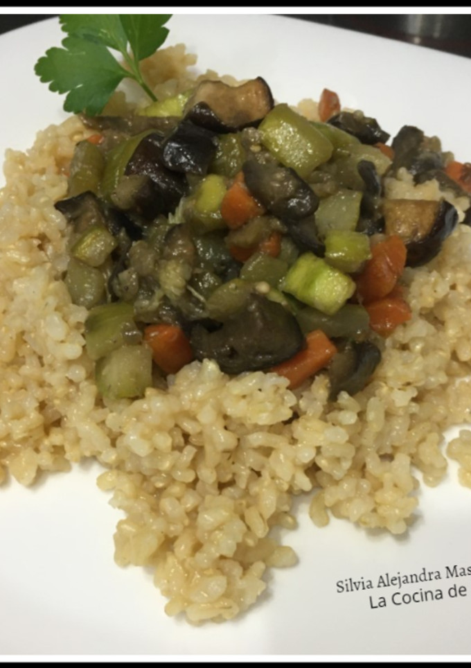 Una foto de Arroz integral con verduras