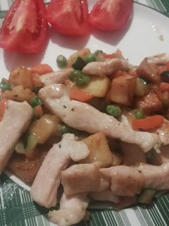 Una foto de Salteado de pollo y verduras