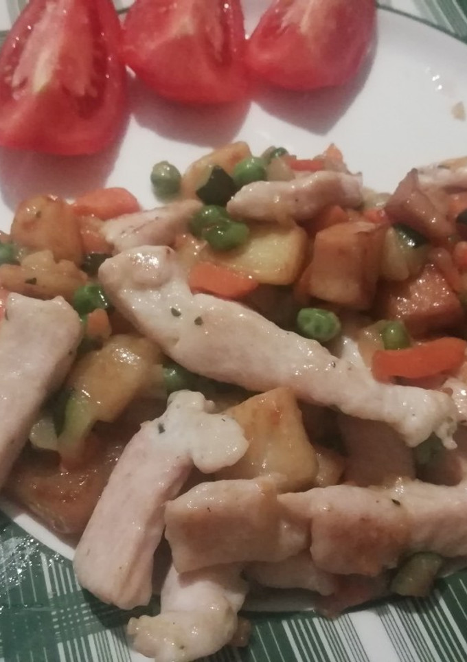 Una foto de Salteado de pollo y verduras