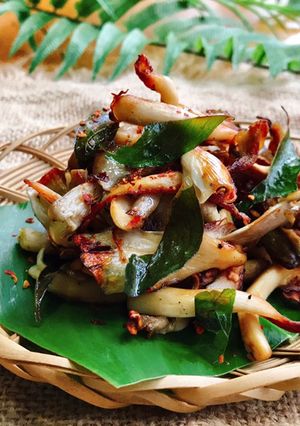 Hình của món Nấm bào ngư nướng lá mắc mật.