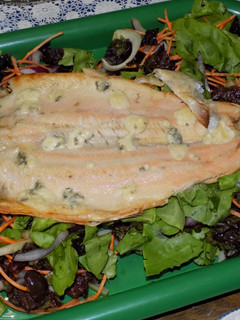 Una foto de Trucha con ensalada de hinojos