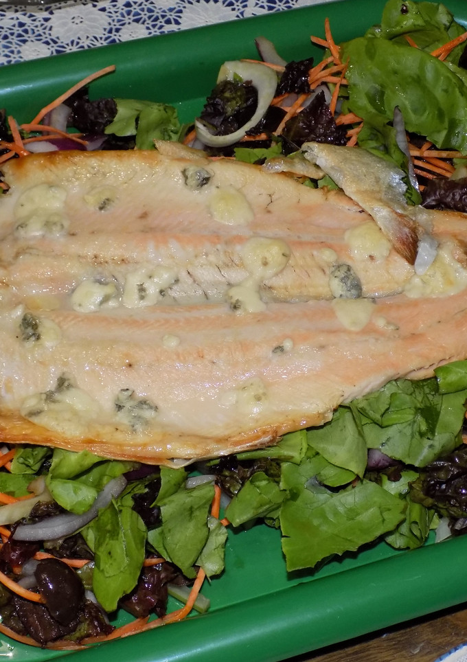 Una foto de Trucha con ensalada de hinojos