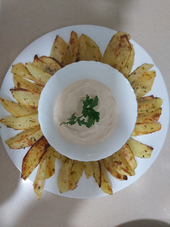 Una foto de Patatas al horno con salsa alioli🥔🥔
