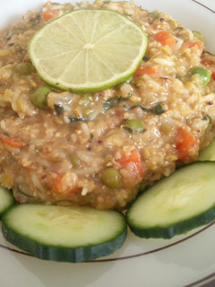 ओट्स की खिचड़ी (oats ki khichdi recipe in Hindi) रेसिपी मुख्य फोटो