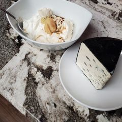 A picture of Vavo's Bleu Cheese Dressing.