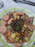 Guiso de lentejas con cracovia y salchicha con salsita picante