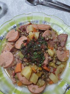 Una foto de Guiso de lentejas con cracovia y salchicha con salsita picante
