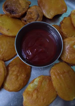आलू के पकौड़े (aloo ke pakode recipe in Hindi) रेसिपी मुख्य फोटो
