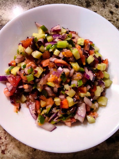 Una foto de Mi versión de la ensalada pico de gallo 🐓