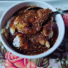 A picture of Dahi vada.