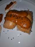 Saquitos de papel de arroz relleno de dorada y gambitas rojas