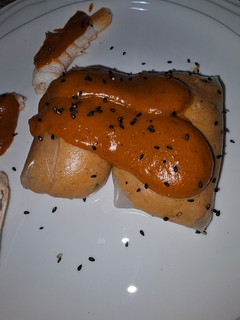 Una foto de Saquitos de papel de arroz relleno de dorada y gambitas rojas