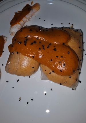 Una foto de Saquitos de papel de arroz relleno de dorada y gambitas rojas