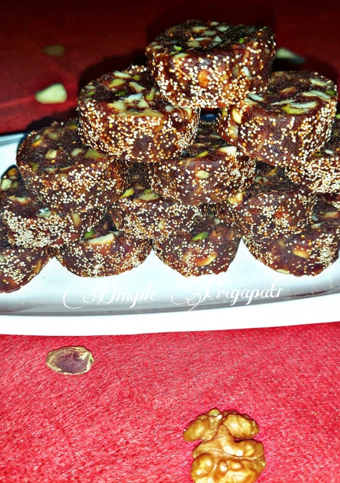 ખજૂર પાક (Khajoor Paak Recipe In Gujarati) રેસીપી મુખ્ય ફોટો