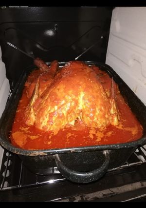 Una foto de Pavo al horno en salsa navideña, receta salvadoreña