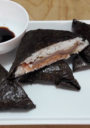 O poză a rețetei Onigirazu (sandwich sushi).