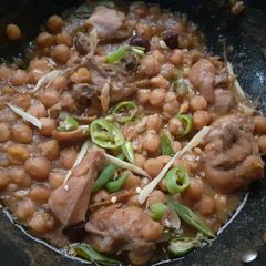A picture of Murgh cholay.