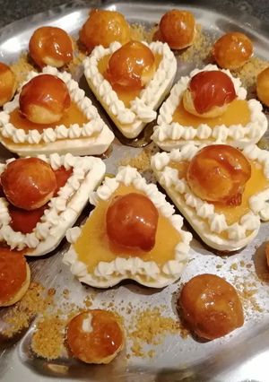 Une photo de Gâteau de pièce montée ou pièce montée destructurée