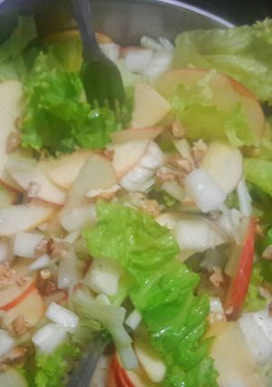 Una foto de Ensalada Navideña de lechuga con manzana y nuez