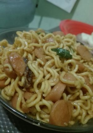 Foto resep Mie pedas sosis simple #BikinRamadanBerkesan